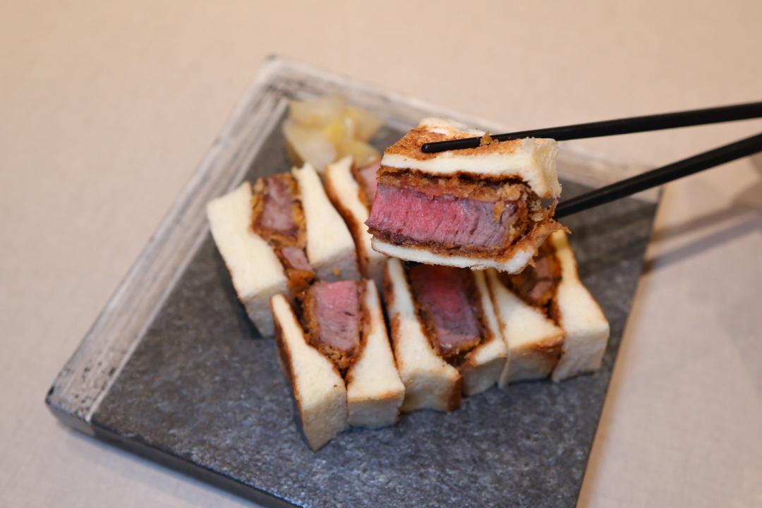 新推出單點料理「A5和牛三明治」，肉質軟嫩多汁。（圖／記者郭宣暄攝）