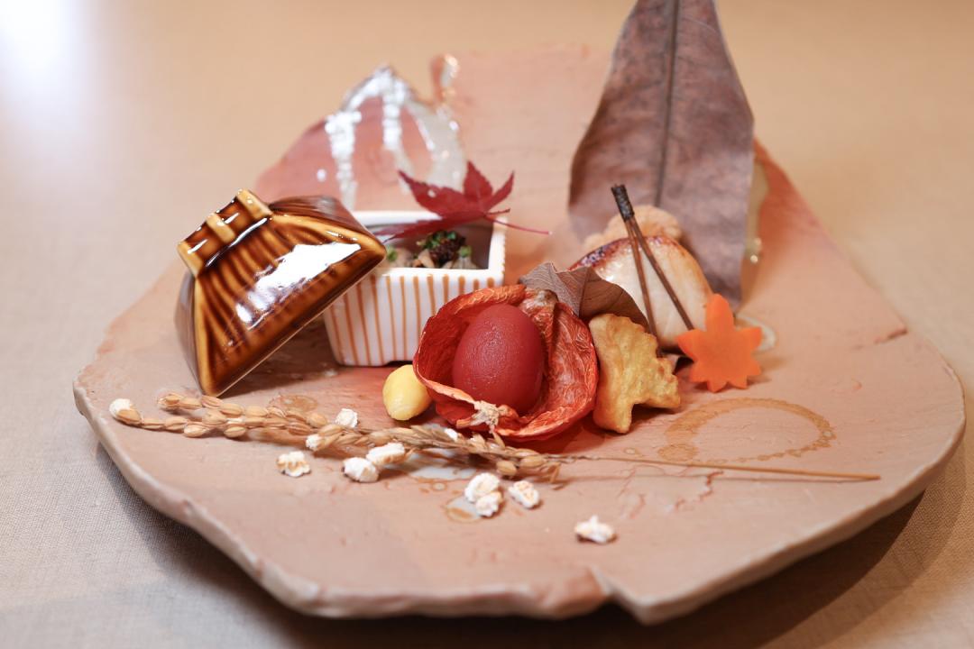 「秋期前菜盛」擺盤設計相當精緻，充滿秋季氛圍。（圖／記者郭宣暄攝）