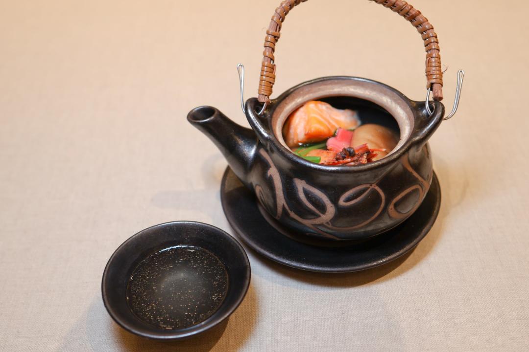 「海鮮土瓶蒸」湯頭清甜暖胃。（圖／記者郭宣暄攝）