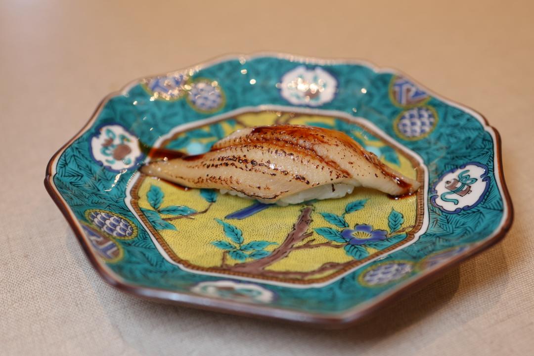 「星鰻握壽司」特別選用秋季油脂豐富美味的星鰻。（圖／記者郭宣暄攝）