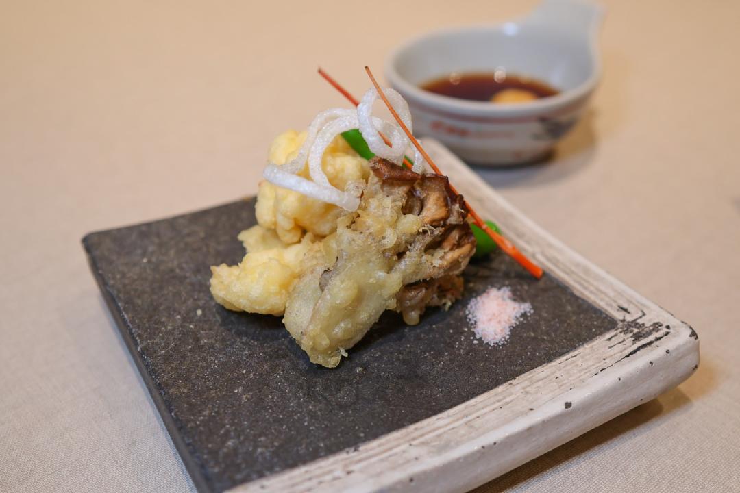 「龍蝦天婦羅」外酥內裡多汁。（圖／記者郭宣暄攝）