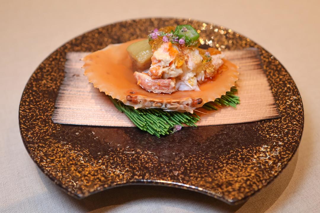 「紅蟹甲羅盛」將紅蟳蟹肉拌合醋凍，相當爽口。（圖／記者郭宣暄攝）