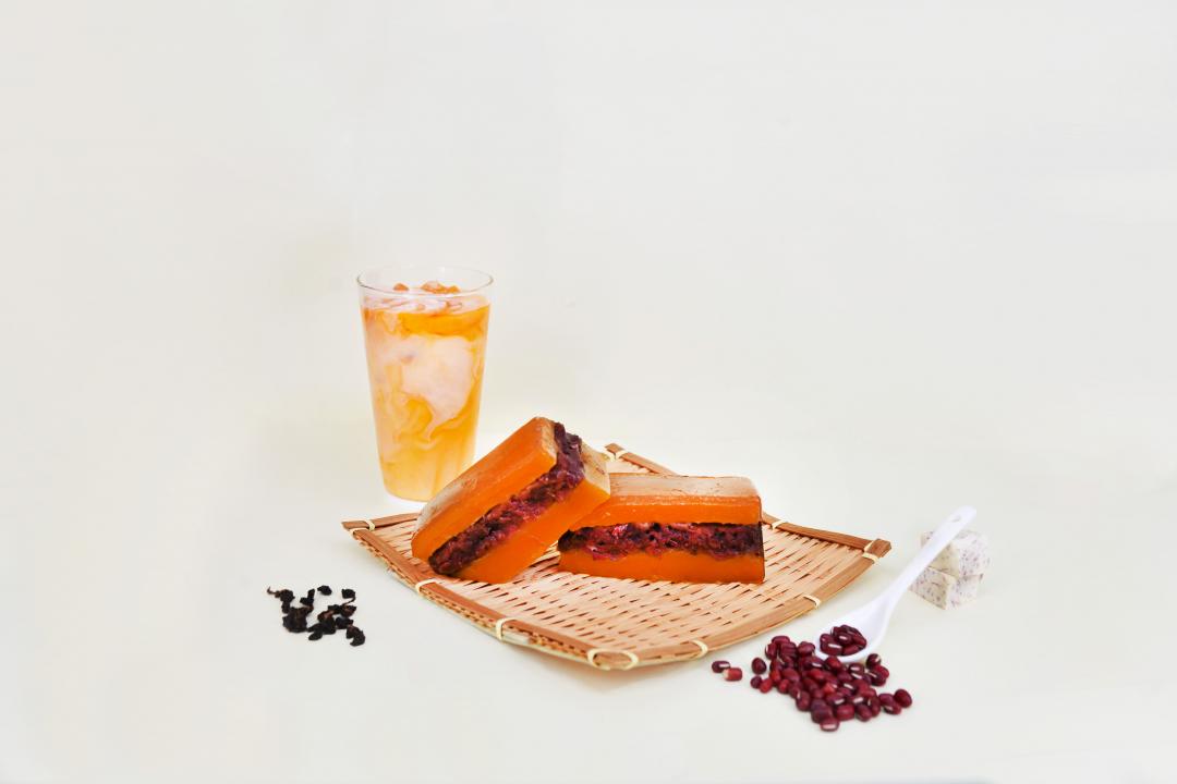 「泰奶涼糕」有泰奶紅豆、泰奶芋頭兩種風味，每個55元，將經典泰式奶茶風味融入涼糕，濃郁茶香與奶香完美交織。（圖／品牌提供）