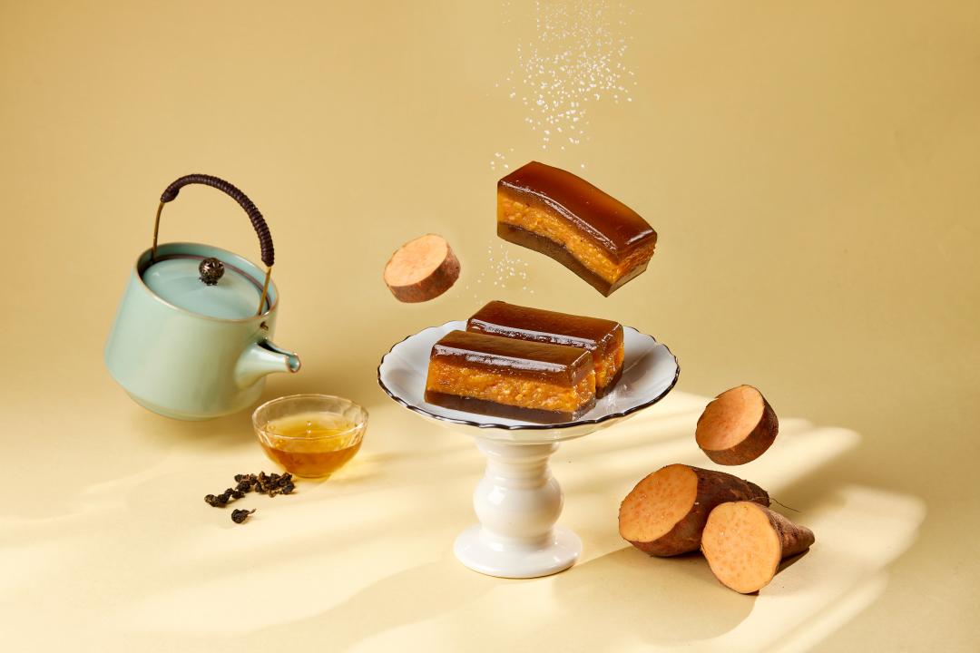 「焙茶地瓜涼糕」每個55元，選用帶有烘焙香氣的焙茶入料，涼糕軟嫩中帶著淡雅茶苦與醇厚香氣。（圖／品牌提供）