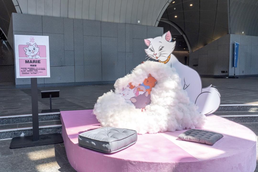 氣質優雅的瑪莉貓造景萌翻現身。（圖／台灣華特迪士尼提供）