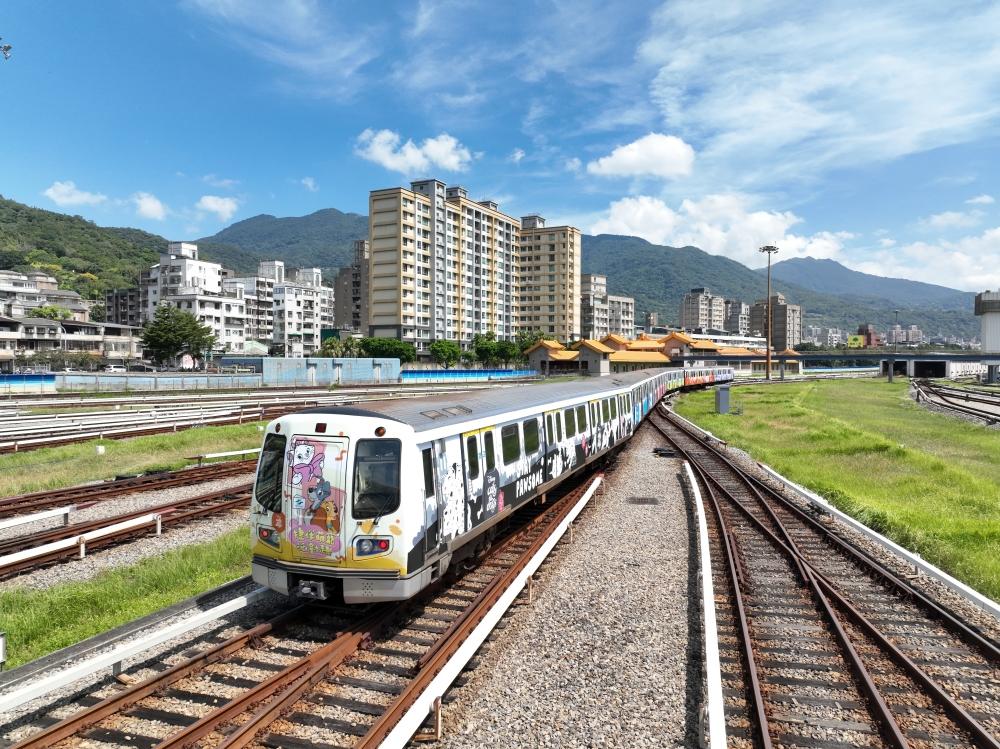 台北捷運公司結合迪士尼貓狗角色打造主題彩繪列車，即日起至12月31日登場。（圖／台灣華特迪士尼提供）