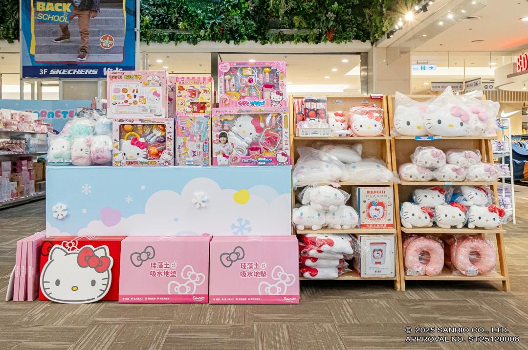店內推出Hello Kitty、大耳狗喜拿及酷企鵝超過百款周邊商品。（圖／信賴互動提供）