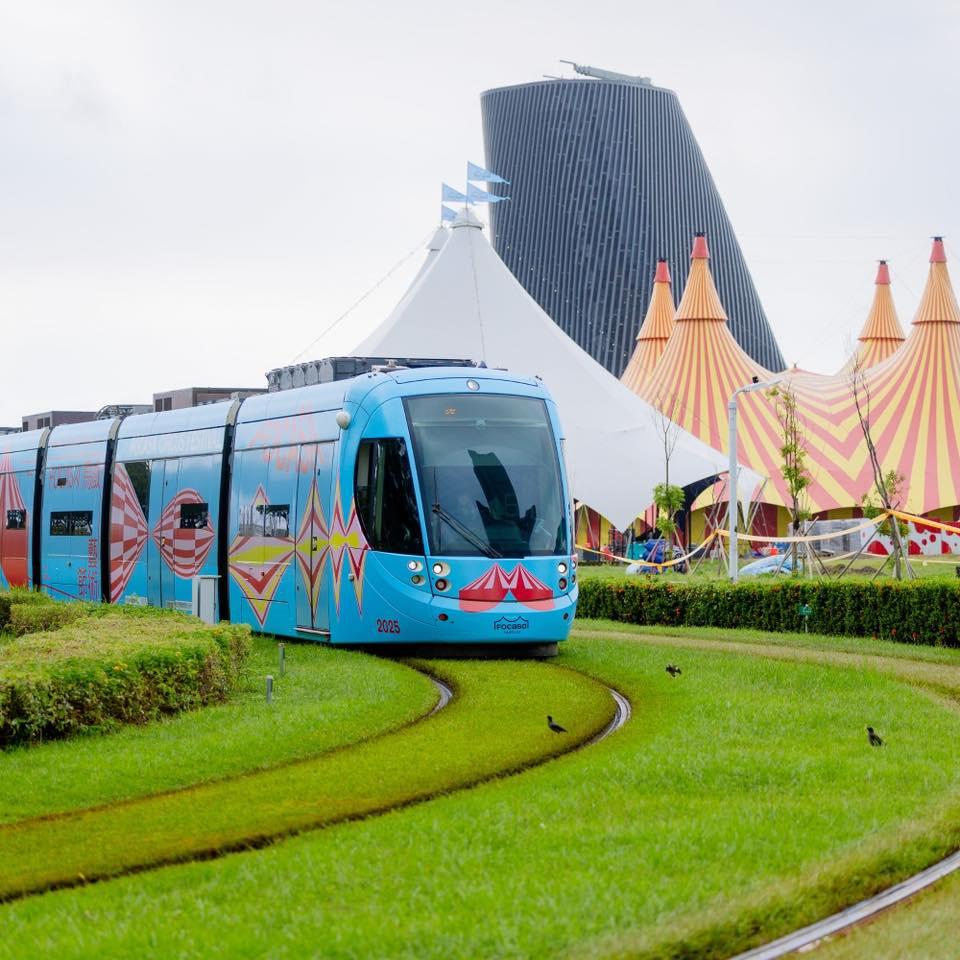 連假期間交通管制，旅客可多搭乘大眾運輸方便抵達，搭乘輕軌還有機會與FOCASA限定包車合照。（圖／翻攝自高雄旅遊網FB）