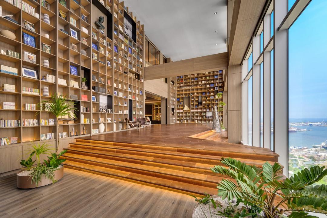 承億酒店25樓閱讀廣場大廳憑藉港灣第一排地理位置與大型落地窗景觀，成為俯瞰馬戲團活動的最佳地點。（圖／飯店提供）