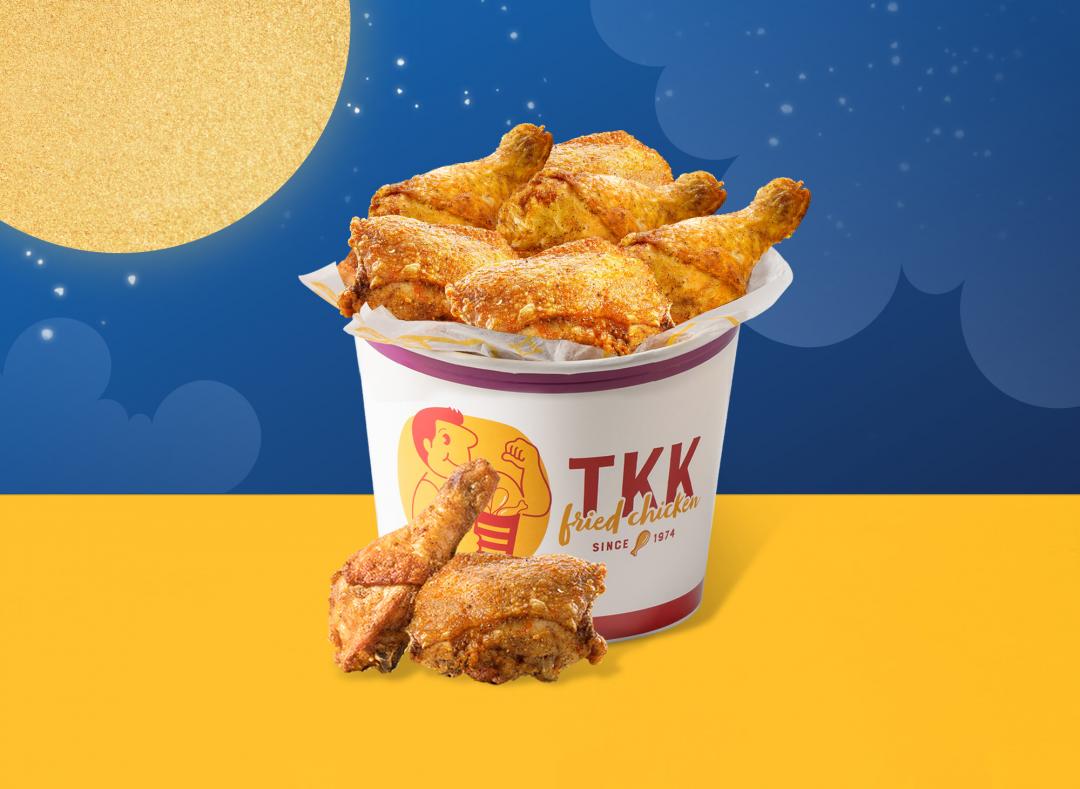 「8塊雞賞月桶」特價359元，含原味雞腿4隻與原味炸雞4塊。（圖／品牌提供）