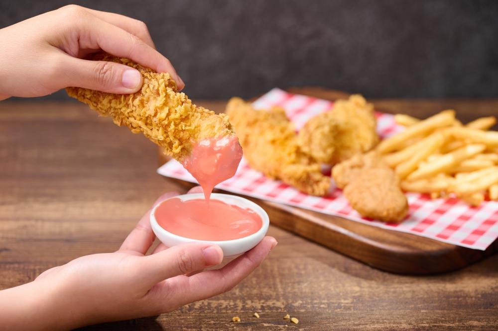 繼光香香雞萬聖節新推出「吃雞養肌套餐」特別搭配桑葚粉紅醬。（圖／品牌提供）