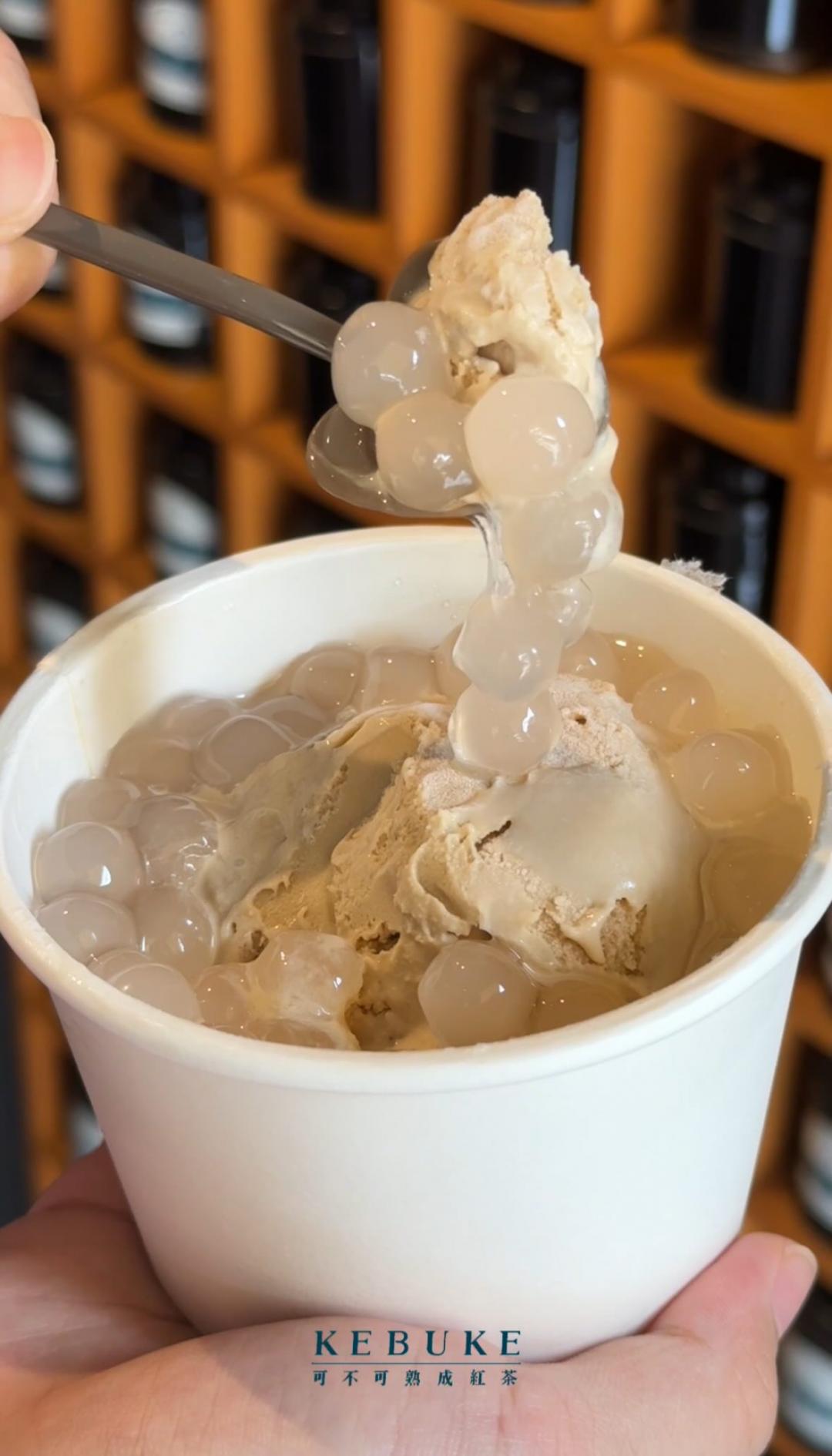 可不可熟成紅茶新品「白玉珈琲雪藏冰淇淋」單點一份49元、兩份優惠88元。（圖／翻攝自可不可熟成紅茶FB）