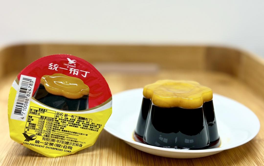 「統一翻轉布丁」將布丁翻轉成上層焦糖醬、下層布丁醬，帶來新吃法。（圖／超商提供）