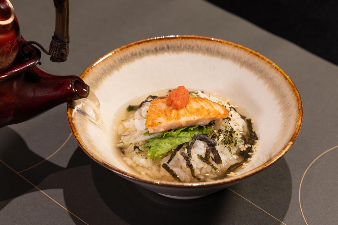 「旭集 和食集錦」攜手日本明太子元祖「ふくや(FUKUYA)」合作，推出「真明太子鮭魚湯泡飯」。（圖／品牌提供）