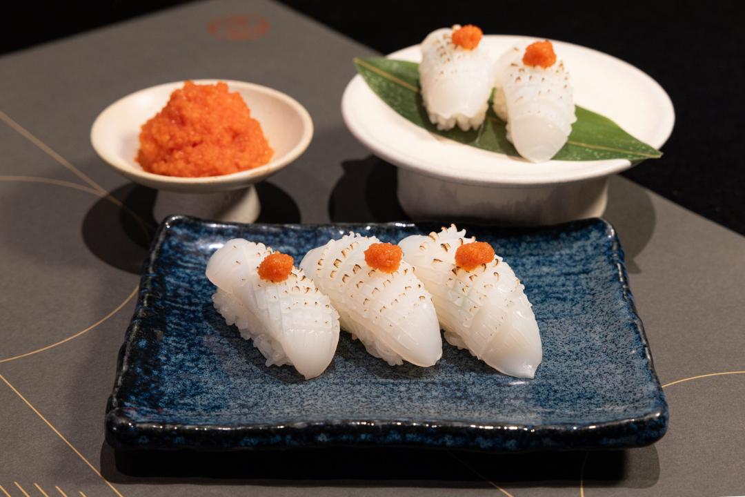 「真明太子花枝壽司」加上微辣的明太子點綴。（圖／品牌提供）