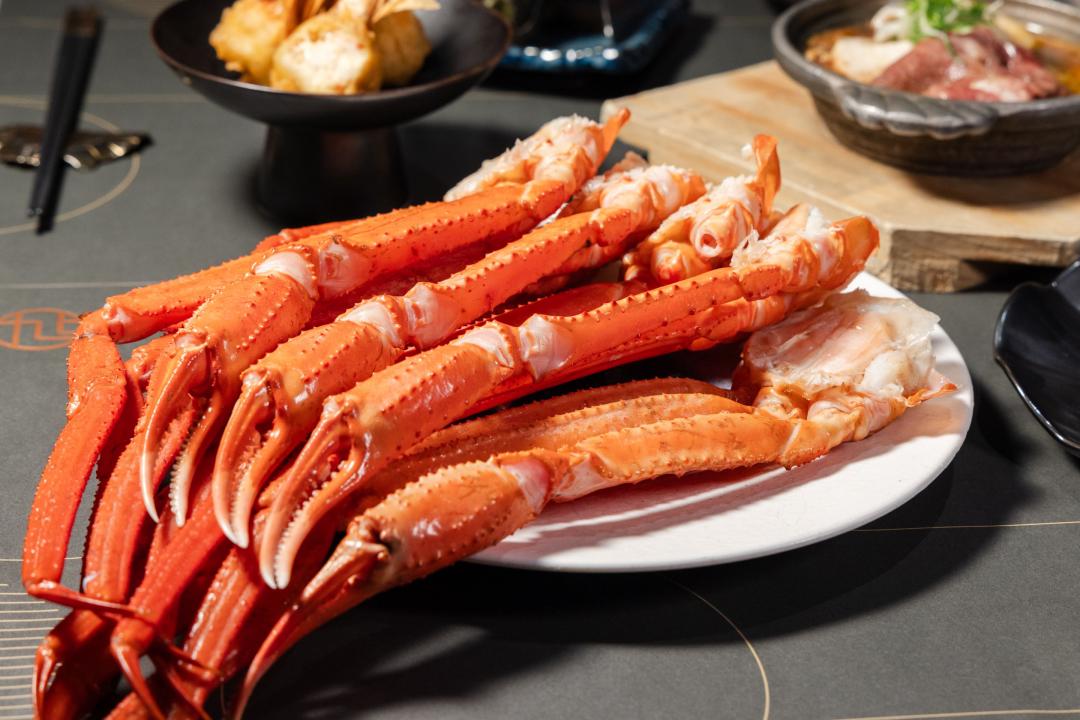 旭集於台北信義店、天母店及微風店3間門市下午餐升級雪蟹腳，好評延長至10月底。（圖／品牌提供）