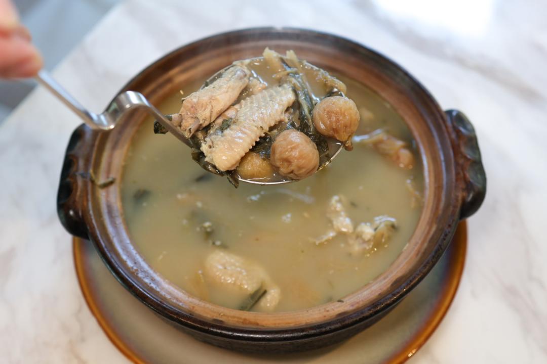 養生煲例湯隨機推出不同口味，圖為「無花果白菜乾」先以雞骨架、豬皮、赤肉先熬煮湯底，再加入排骨、雞肉、雞腳、無花果等豐富食材，湯頭濃郁暖胃。（圖／記者郭宣暄攝）