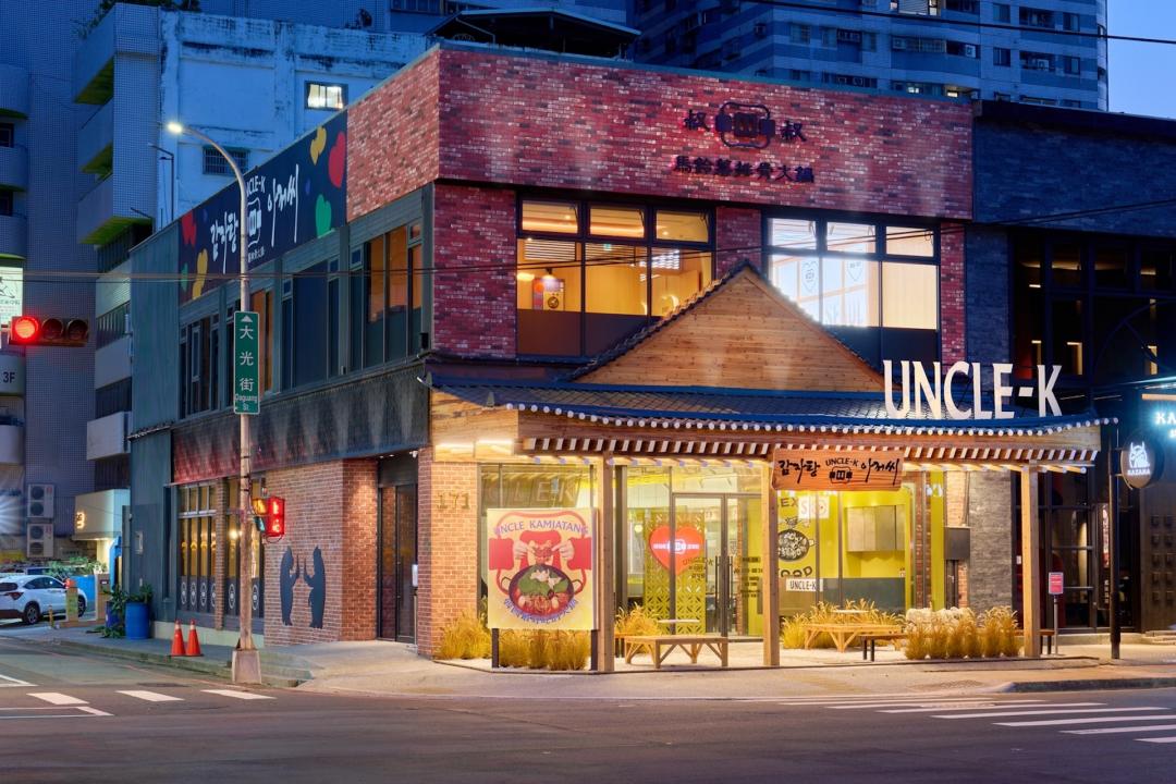 以整棟建築打造的台中首家店鋪公益店，門口採古樸韓屋設計。（圖／品牌提供）