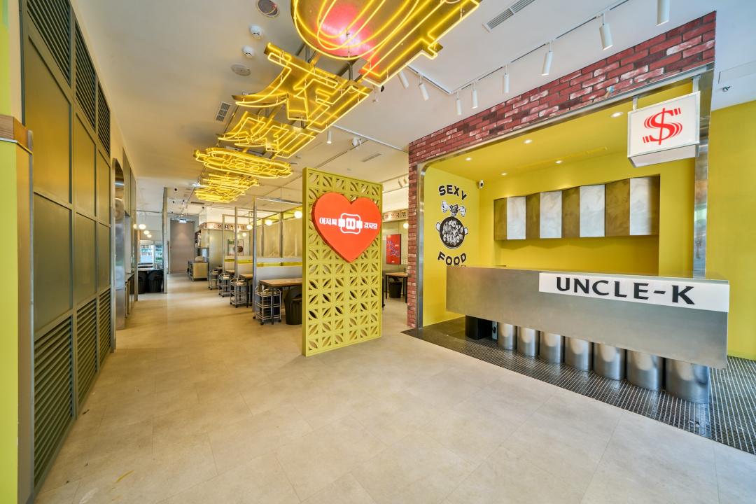 以韓式潮流的風格打造的用餐空間舒適寬廣。（圖／品牌提供）