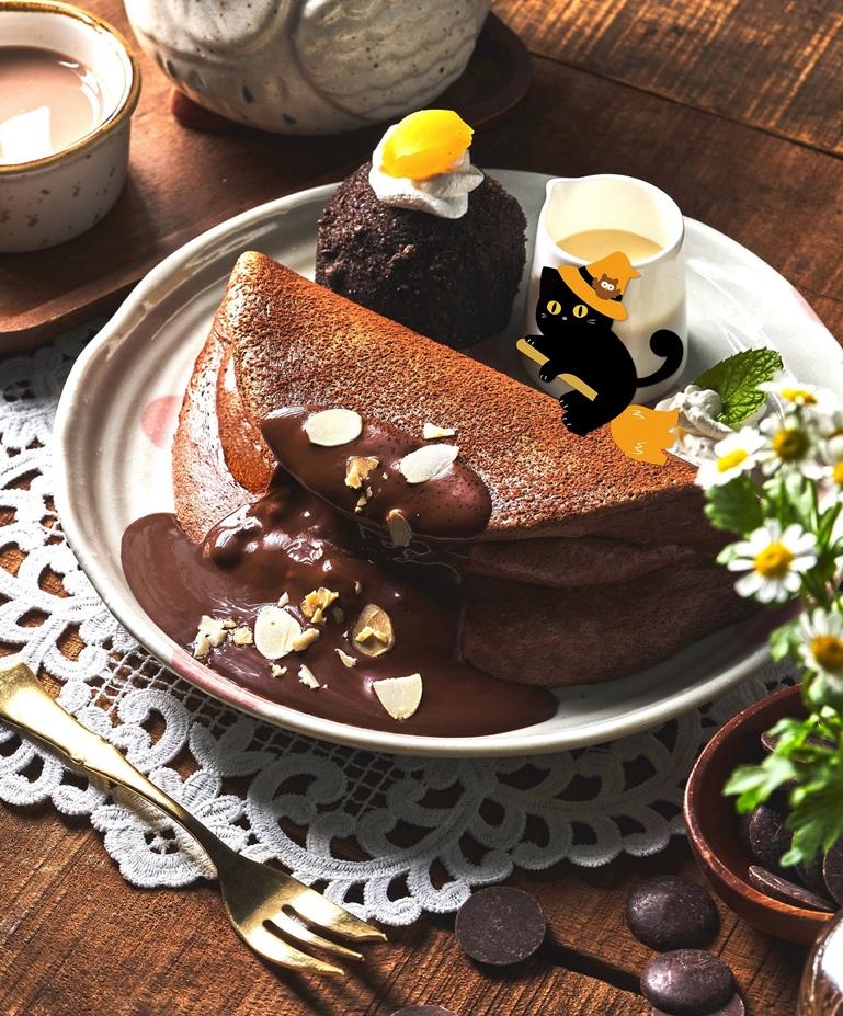 Woosa洋食鬆餅屋松露巧克力冰淇淋鬆餅390元，附130元內飲品，萬聖節期間搭配黑貓魔女小插卡。（圖／品牌提供）