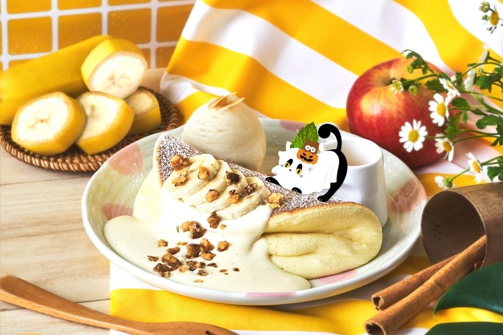 Woosa洋食鬆餅屋芭娜娜蘋果冰淇淋鬆餅380元，附130元內飲品，萬聖節期間搭配黑貓幽靈小插卡。（圖／品牌提供）