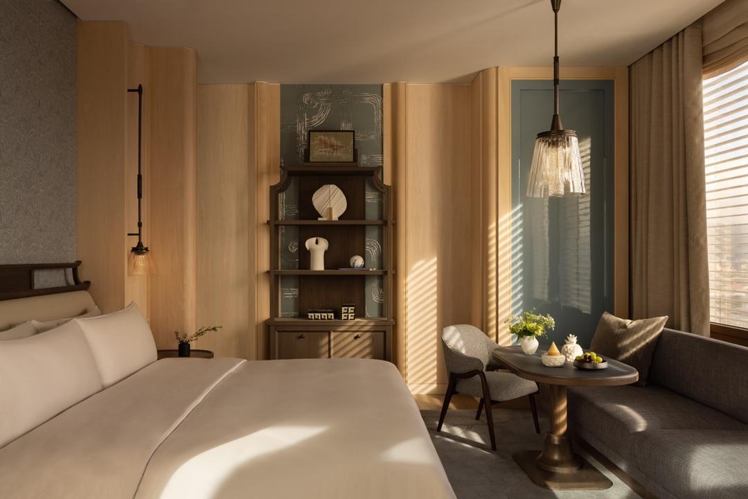 台北「嘉佩樂酒店」以溫暖的色調與細膩的材質展現家的溫暖。（圖／飯店提供）