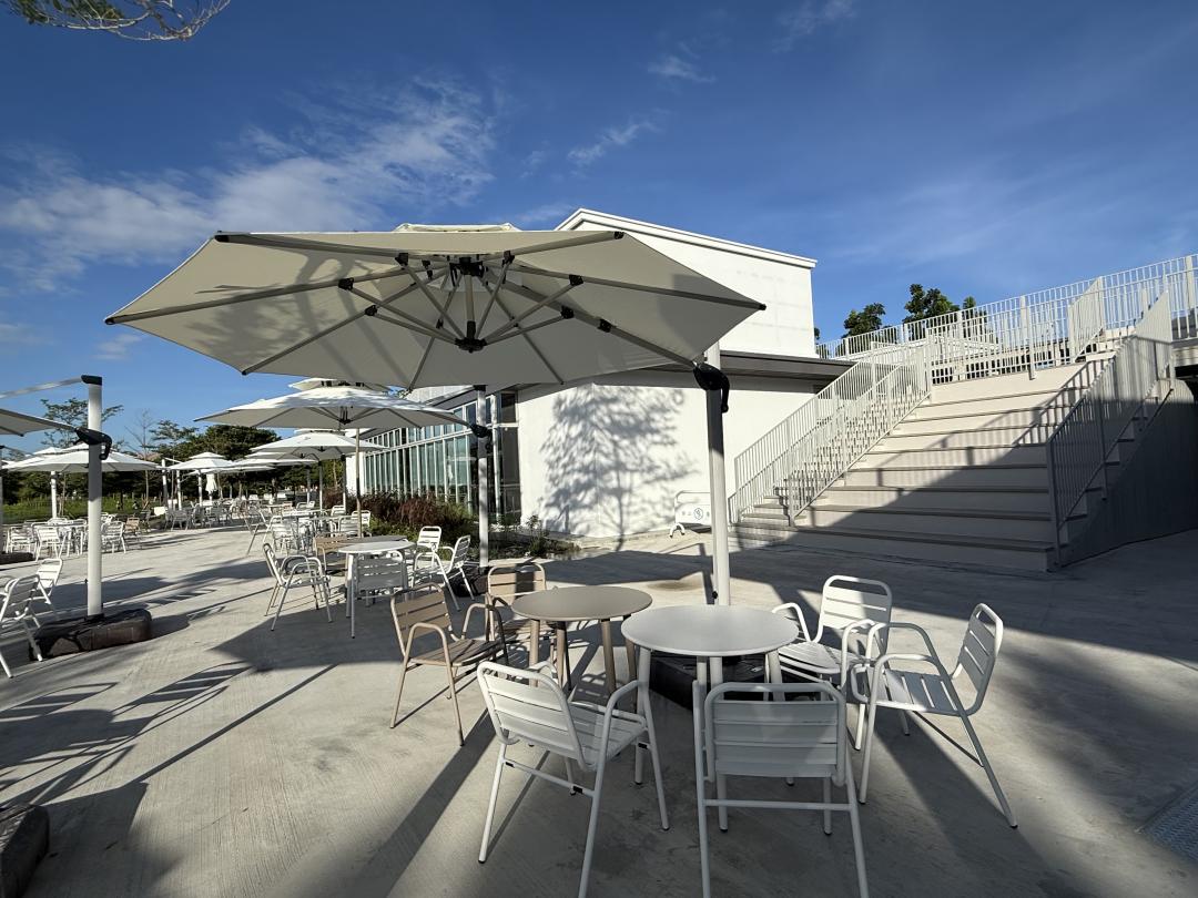 戶外設有大型露台用餐雅座，客人也可以登上二樓眺望美景。（圖／理想食光FOODIE提供）