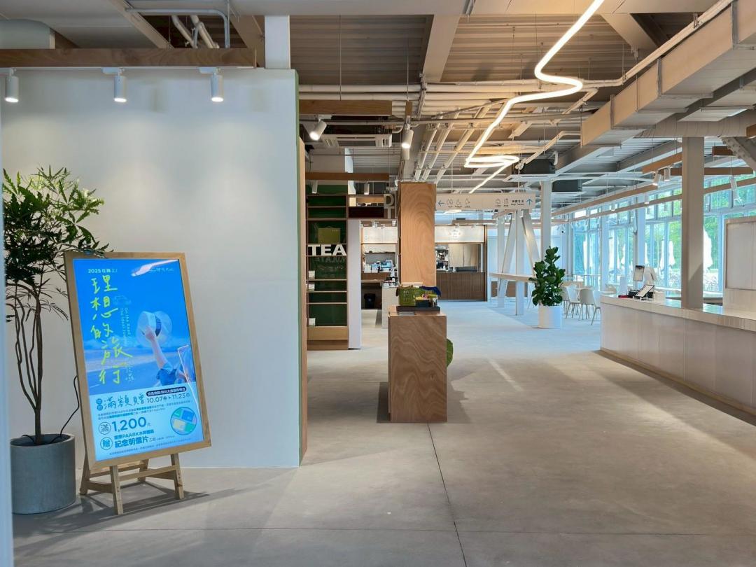 透過大面落地通透的玻璃窗，在品嚐美食過程也能欣賞水岸與山嵐風光。（圖／理想食光FOODIE提供）