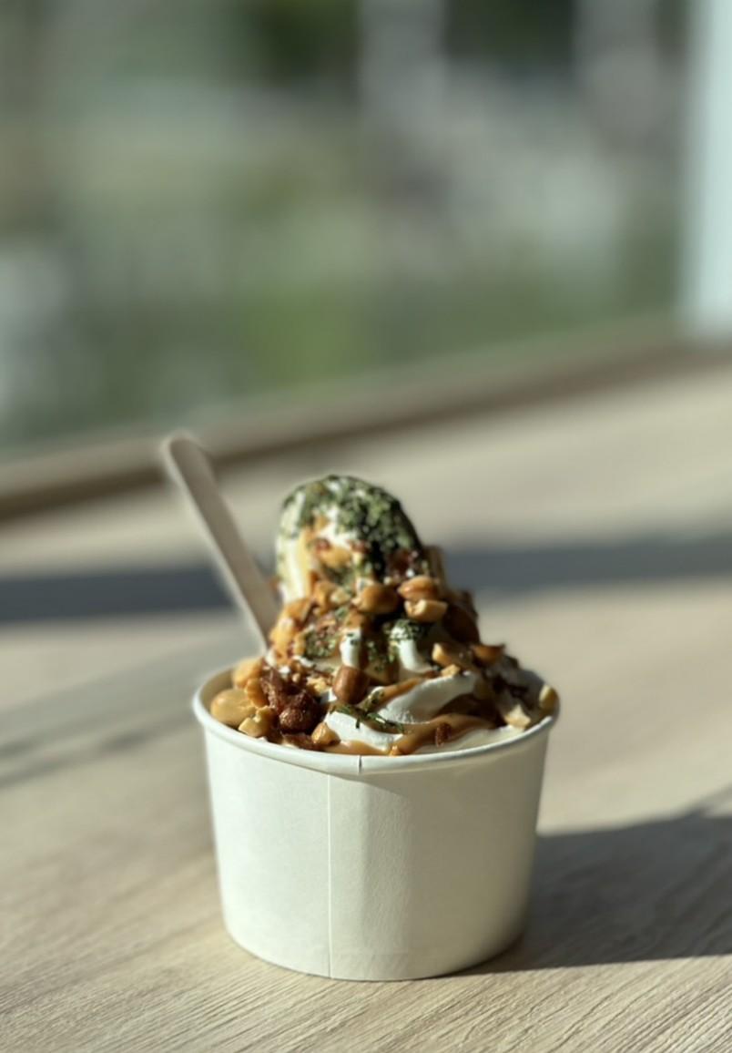 七星潭冰品名店「海蜜 Hi-Mee」，以詩意擺盤與花蓮果物打造出可口又上鏡的冰品。（圖／理想食光FOODIE提供）