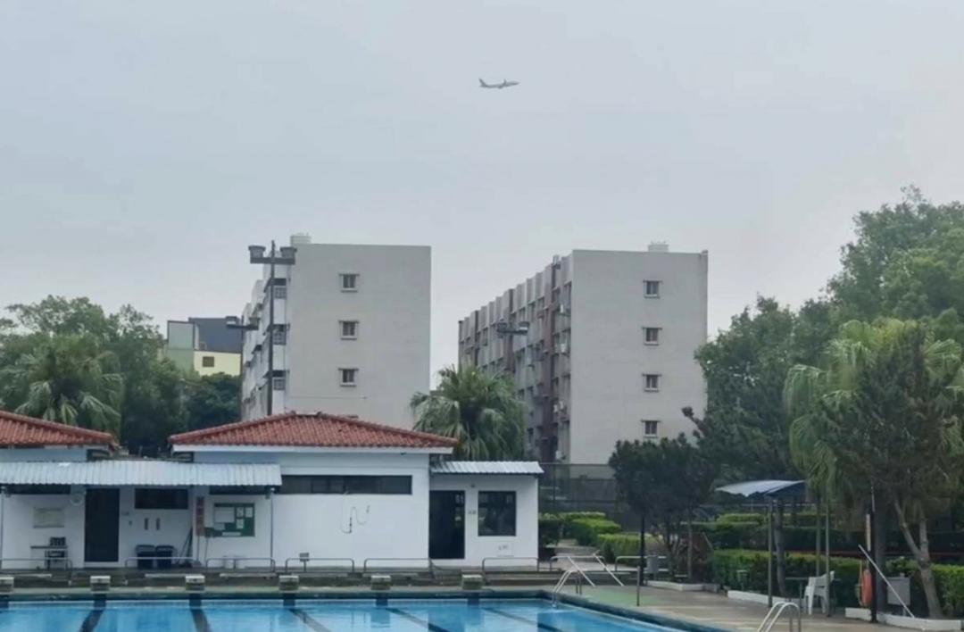 翔園文旅附設泳池，可欣賞飛機掠空景象。（翔園文旅提供）