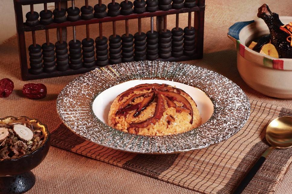 「麻油香菇飯」以薑與麻油為基底，香氣厚實溫潤。（圖／夏都城旅安平館酒店提供）