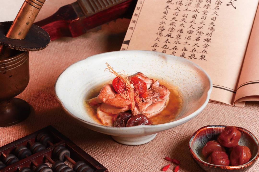 「當歸紫蘇梅子雞」以當歸與紫蘇為主，兩種食材都有溫補特色，兼具暖補與開胃效果，是整份菜單的代表湯品。（圖／夏都城旅安平館酒店提供）
