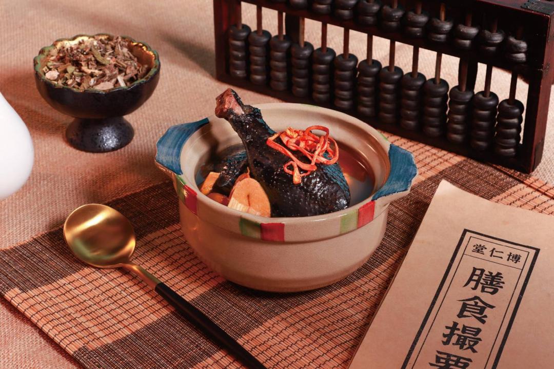 「刺仔草燉雞」，以清熱解毒、提香去膩為特點，湯體淡雅，展現中藥菜餚的青草飲食文化。（圖／夏都城旅安平館酒店提供）