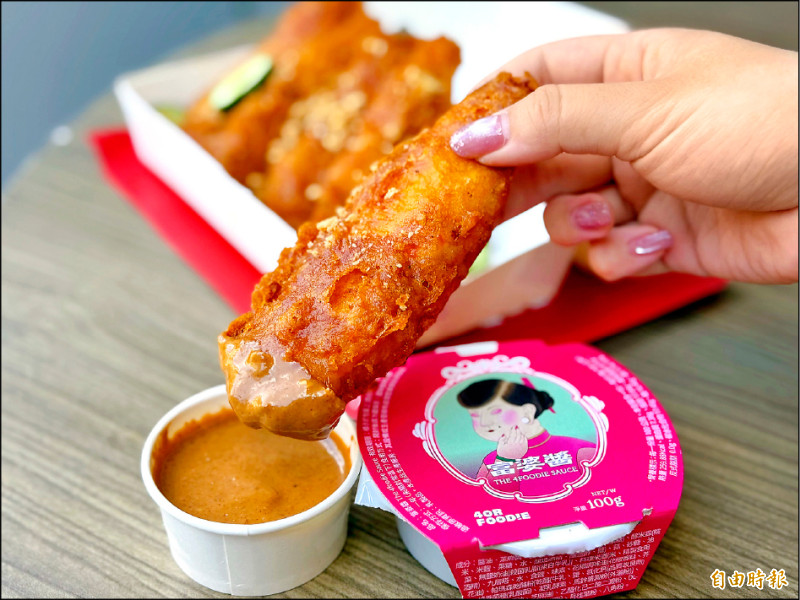 「富婆極嫩啤酒炸雞」每份249元，富婆醬一份150元（100g），兩者搭配享用讓人食慾大開。（記者郭宣暄攝）