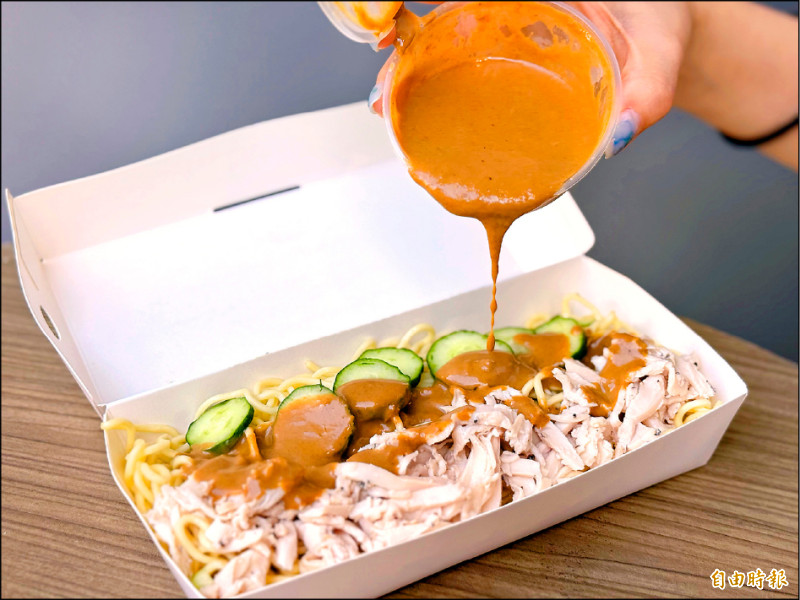 傳統台式「富婆娘麵」拌入富婆醬酸味明顯、醬香濃郁，激發全新味蕾體驗，每份179元。（記者郭宣暄攝）