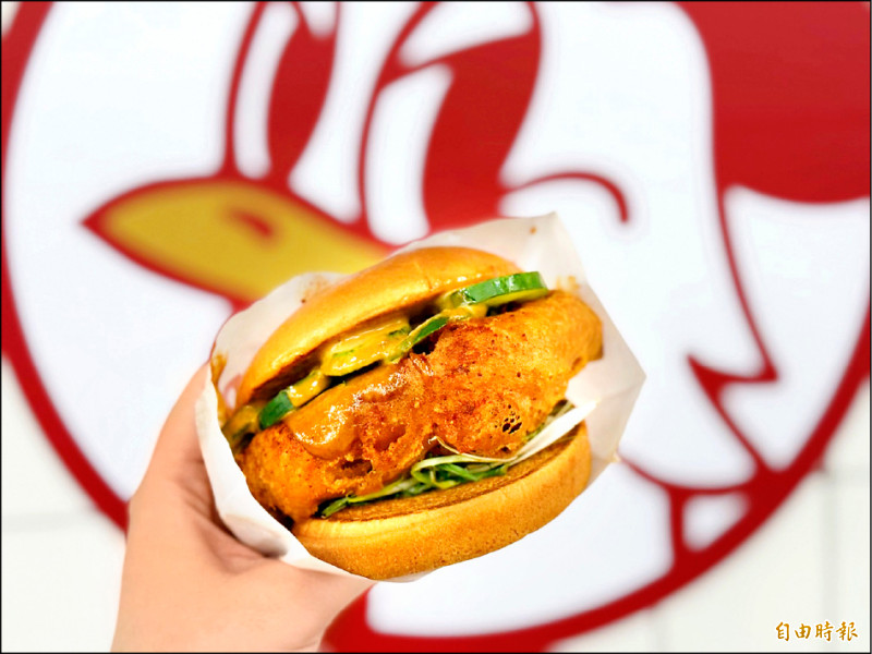 「富婆炸雞堡」搭配特調醬料一口咬下，讓人味蕾大滿足，每份249元。（記者郭宣暄攝）