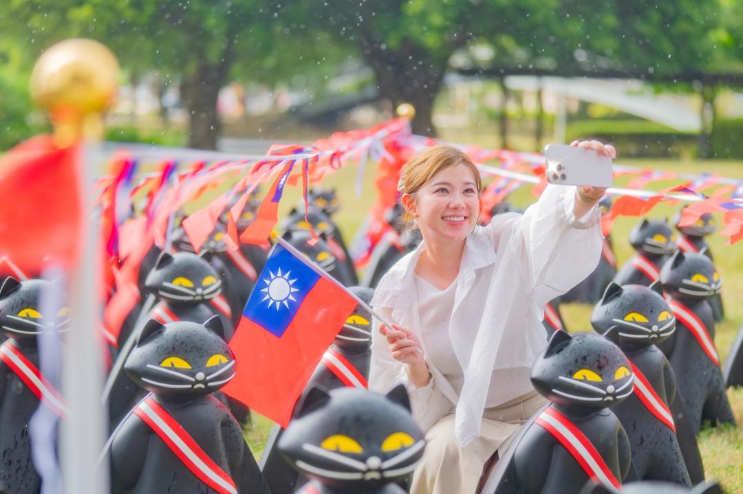 70隻可愛黑貓陪伴民眾升旗。（圖／翻攝自桃園市民政局FB）