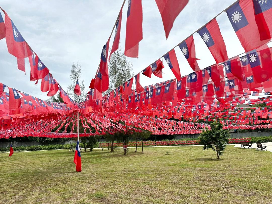 今年國旗屋再度掛上兩萬面國旗，現場旗海飄揚相當壯觀。（圖／翻攝自桃園市議員謝美英FB）