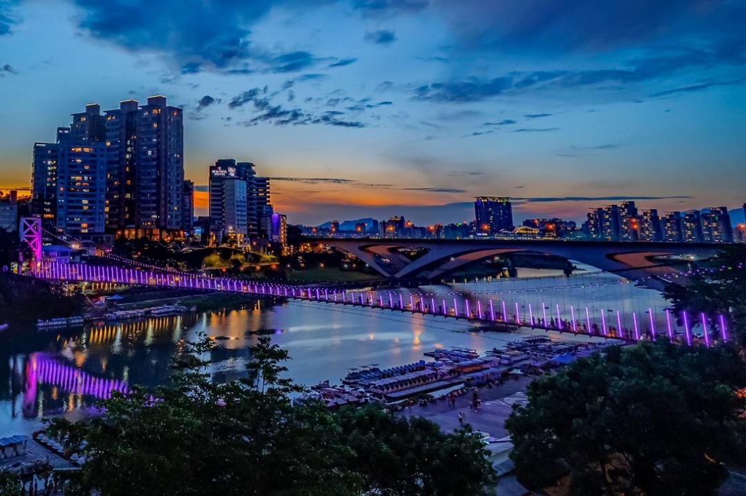 2025碧潭地景裝置展自10月24日起展出至12月21日，於每晚6時至10時點燈。（圖／新北觀旅局提供）