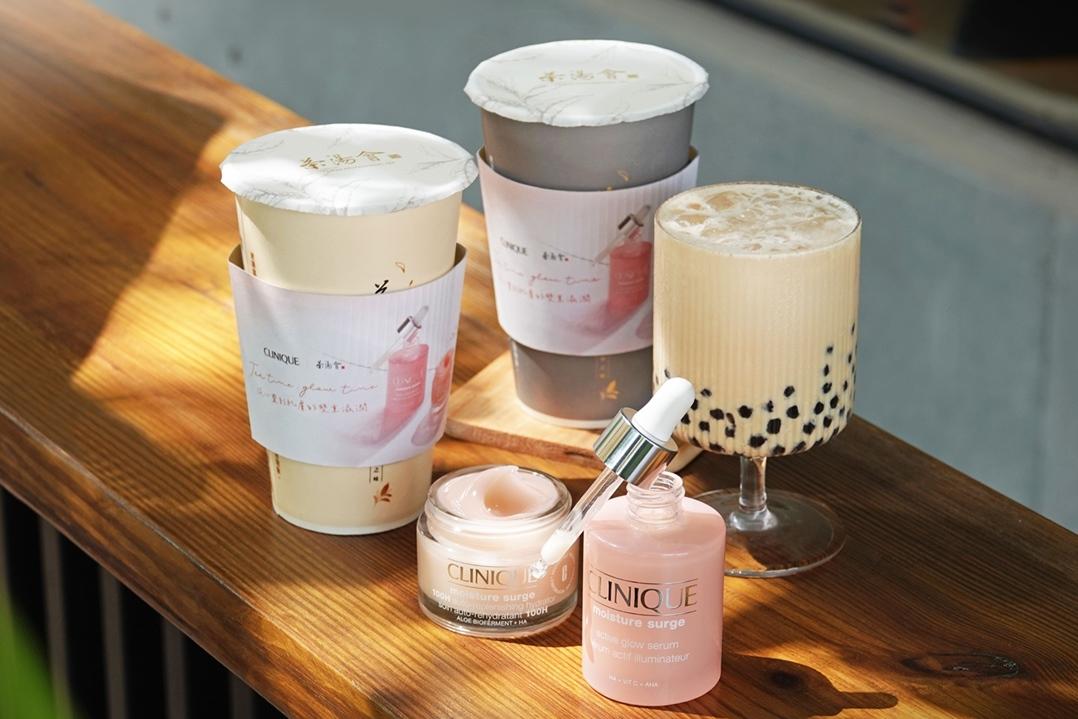 茶湯會與保養品牌倩碧聯名，10/15起推出限量聯名杯套及秋季優惠活動。（圖／品牌提供）