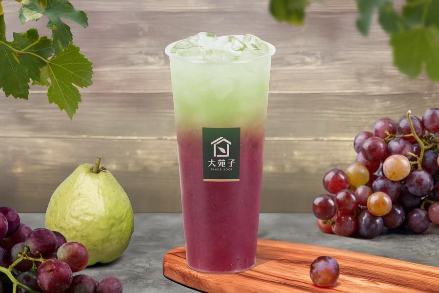 大苑子限定聯名飲品「巨峰葡萄芭樂」以彰化果物打造香氣濃郁的層次風味。（圖／品牌提供）