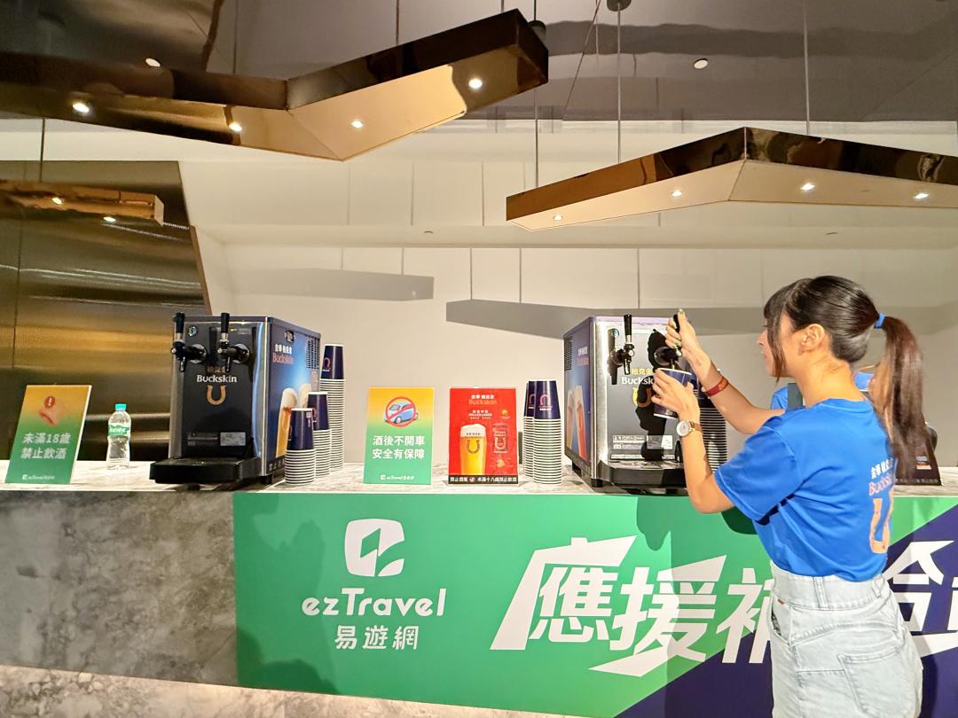 現場可免費享用金車柏克金生啤酒、噶瑪蘭威士忌與奧利多氣泡水。（圖／記者郭宣暄攝）