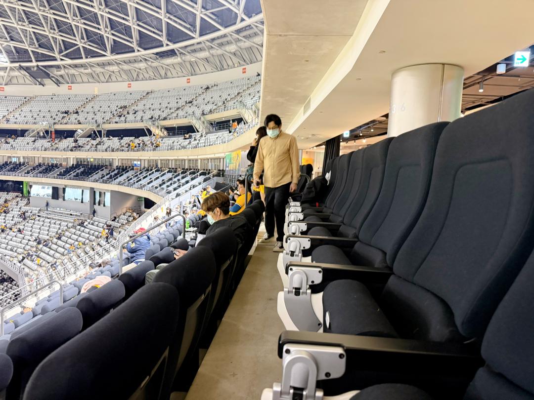 3樓三壘側VIP區座位配有沙發椅，還可以放下桌子方便享用美食。（圖／記者郭宣暄攝）