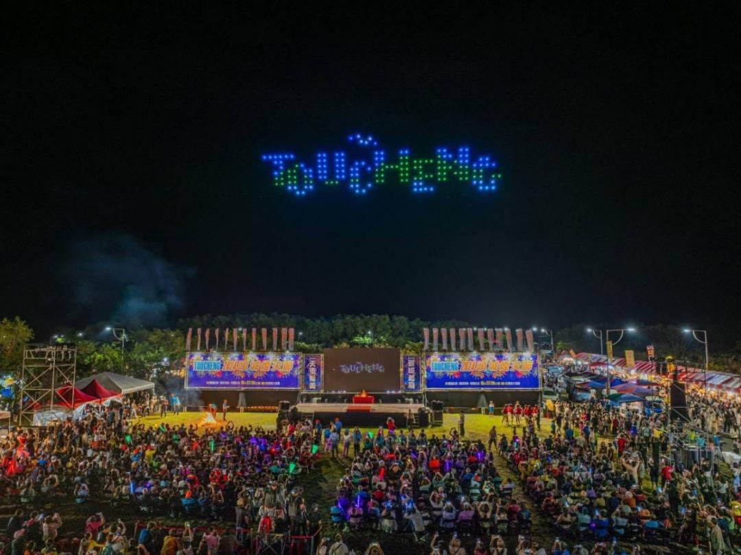 長達1,680秒煙火搭配搭配200台無人機空中展演，帶來震撼視覺效果。（圖／翻攝自宜蘭縣頭城鎮公所FB）