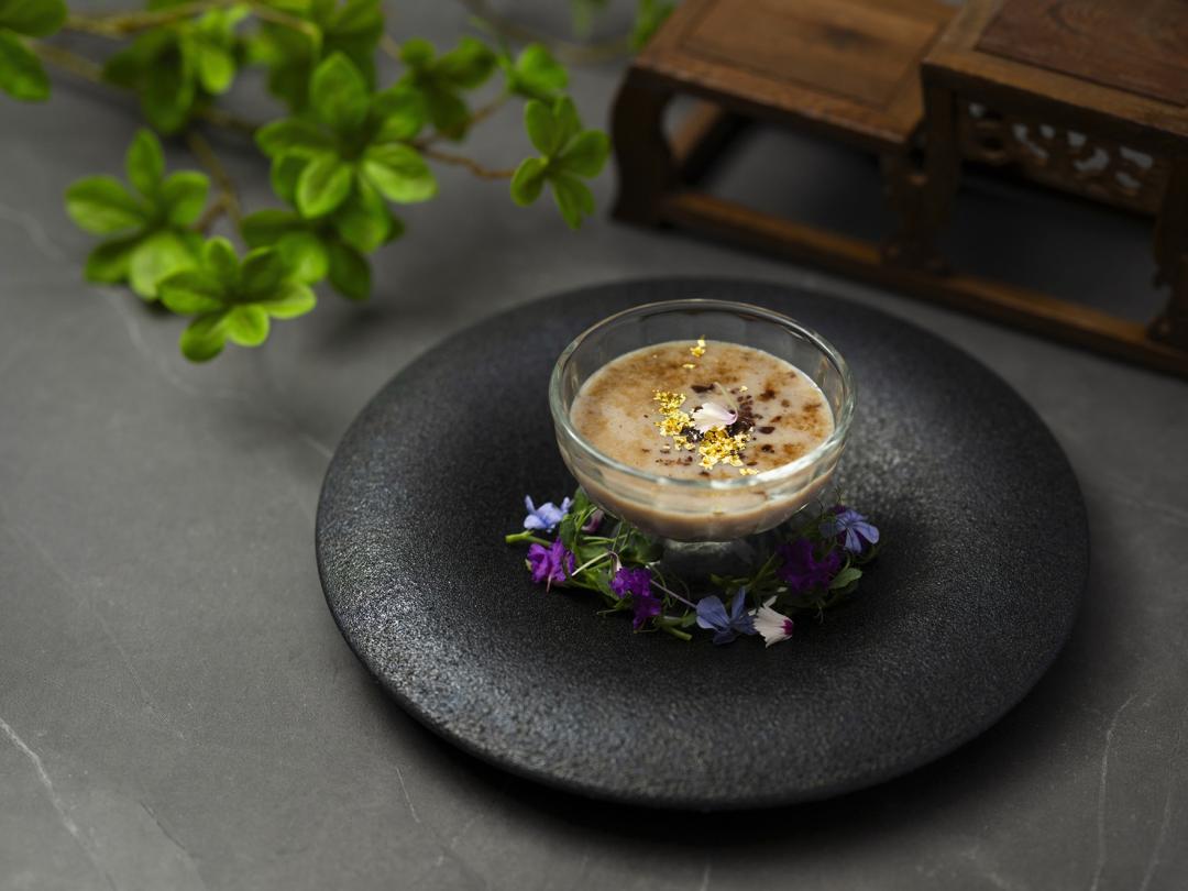 香宮主廚廖晉輝帶來經典甜品「香栗。焦糖。燉鮮奶」，以秋栗與黑糖焦糖結合，保留粵式燉鮮奶做法。（圖／台南遠東香格里拉提供）