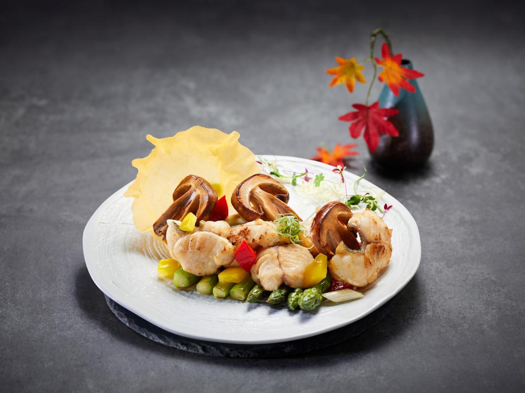 望月樓主廚邱龍俊推出「蠔皇。斑球。香檳茸」，用龍虎斑與香檳茸，延續香港酒樓小鮮「蠔皇炒斑球」的經典作法。（圖／台南遠東香格里拉提供）