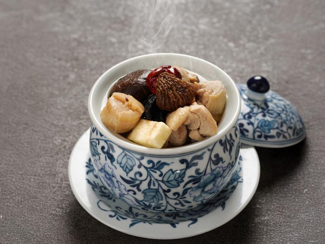有老火湯精神的「黑蒜。瑤柱。霸王盅」。用台南黑蒜、霸王雞與羊肚菌細火燉煮，延續廣東燉湯的養生傳統。（圖／台南遠東香格里拉提供）