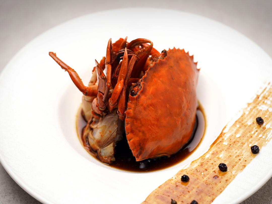 醉月樓主廚許忠賢呈現本幫菜經典「楠西。梅汁。醉膏蟹」，以府城梅香與花雕酒韻交融，重現江南醉蟹。（圖／台南遠東香格里拉提供）