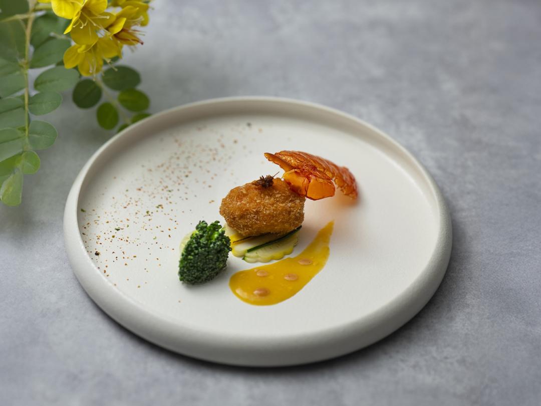 「黃金。X.O.。軟龍尾」香宮主廚廖晉輝的創意中菜，以軟殼龍蝦製成丸，搭配X.O.醬與鹹蛋黃醬。（圖／台南遠東香格里拉提供）