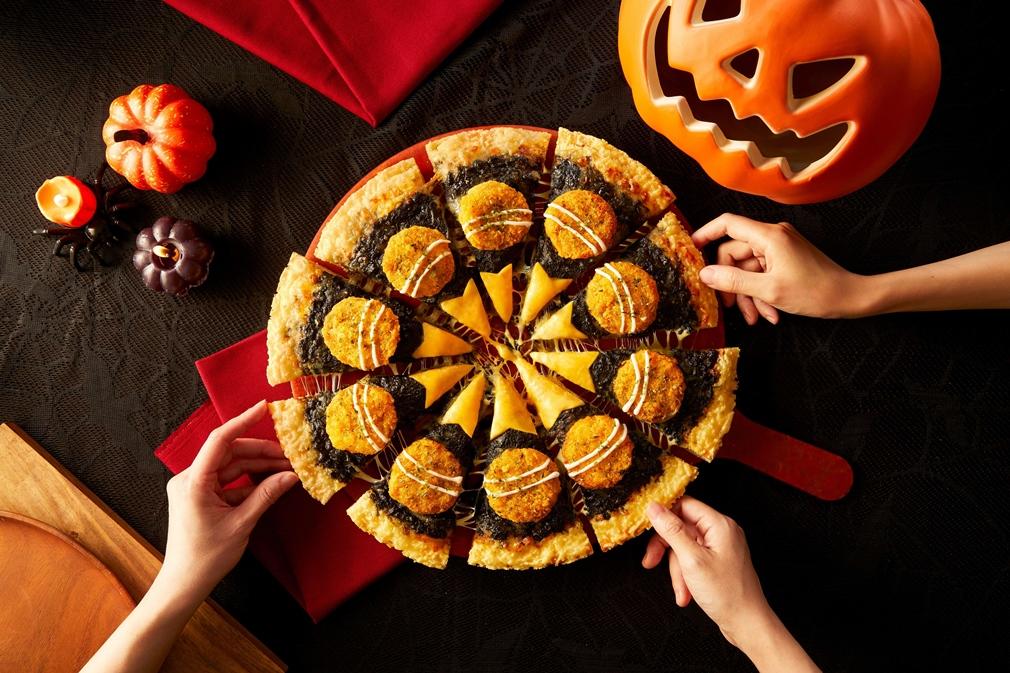 必勝客推出萬聖節限定「黑咖哩黃金豬排比薩」化身驚魂派對必備主角。（圖／品牌提供）